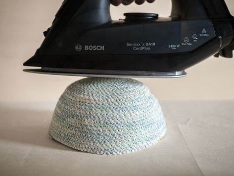 Rope Sewing Projects, Coiled Rope Basket Diy, Rope Basket Tutorial, Coiled Fabric Bowl, Rope Craft Ideas, Sewing Garments, Fabric Basket Tutorial, Rope Bowls, Basket Tutorial