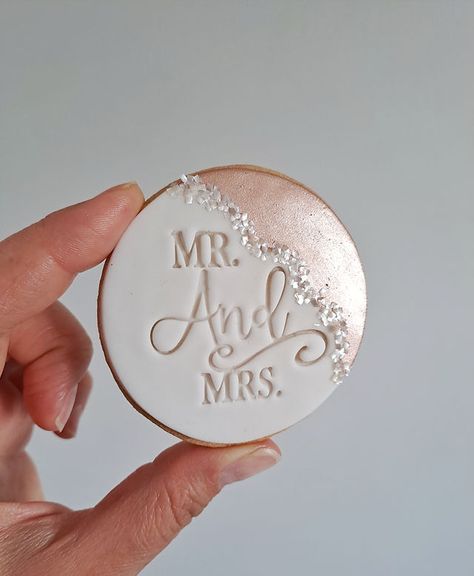 Personalised Wedding Favours Essex | Biscuit Favours Essex Engagment Cookie Designs, Bonbonniere Ideas Wedding, Personalized Cookies Wedding, Cookie Favours Wedding, Wedding Favours Cookies, Fondant Wedding Cookies, Wedding Cookie Favours, Personalized Wedding Cookies, Anniversary Biscuits