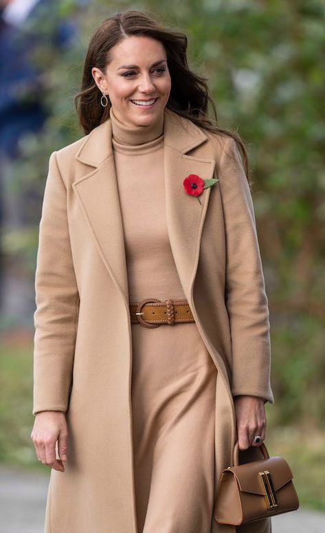 Kate Middleton’s Favorite Handbag Brands Match With Her Classic Style Princesse Kate Middleton, Prince And Princess Of Wales, Queen Kate, Royal Portraits, Monochromatic Fashion, Kate Middleton Outfits, Princess Kate Middleton, Estilo Real, Middleton Style