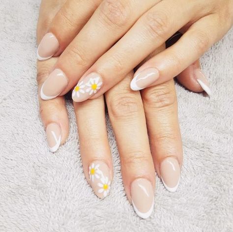 38+ Daisy Nails For A Delicate & Romantic Manicure French Tip And Daisy Nails, Short Nail Designs Bridesmaid, Oval Daisy Nails, Neutral Daisy Nails, French With Daisy Nails, French Tip With Daisy Nails, Daisy Nails With French Tip, French Tip Nails With Daisy Design, French Manicure With Daisy