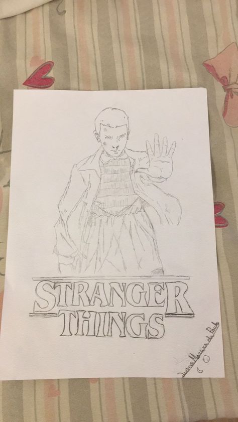 Eleven Drawing Stranger Things, Sadie Sink Drawing Sketch, Stranger Things Rajzok, Stringer Thinks, Stranger Things Drawings Ideas, Stranger Things Drawings Easy, Stranger Things Drawings, Sink Drawing, Bloxburg Aesthetic