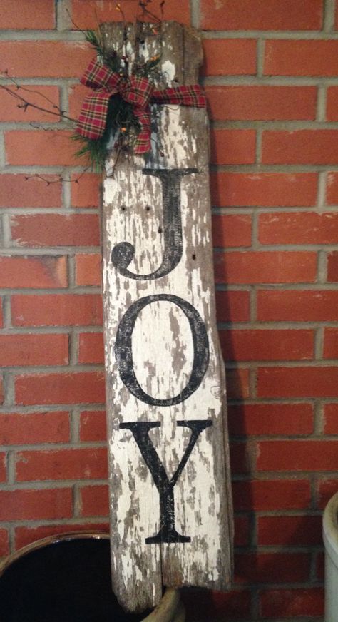 Barn wood "joy sign Farmhouse Christmas Decorations, Joy Sign, Wooden Christmas Crafts, Barn Wood Crafts, Barn Wood Projects, Christmas Decorations Diy Outdoor, Christmas Signs Wood, Christmas Wood Crafts, Christmas Porch