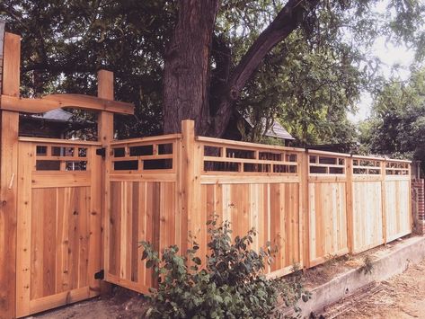 Private Fence Ideas, Japanese Fence, Craftsman Style Kitchens, Wood Fence Gates, Fence And Gate, Garden Gates And Fencing, Japanese Style Garden, Fence Gate Design, House Fence Design