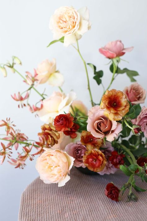 Warm and Earthy floral arrangement with cream, peach and pink flowers | Wedding flower inspiration | Visit us at emmaandgracebridal.com Pink Flowers Wedding, Floral Styling, Flower Inspiration, Fall Wedding Bouquets, Fall Wedding Flowers, Wedding Flower Inspiration, Floral Arrangements Wedding, Color Palate, Floral Inspiration