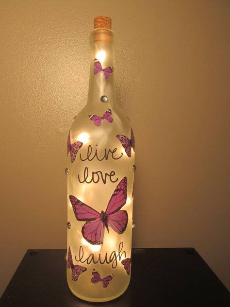 Glass Painted Bottles Night Lights, Bottle Invitation, Bottle Chimes, Bottle Art Projects, Wine Crafts, Butterfly Live, Wine Bottle Wind Chimes, Painting Glass Jars, Liquor Bottle Crafts