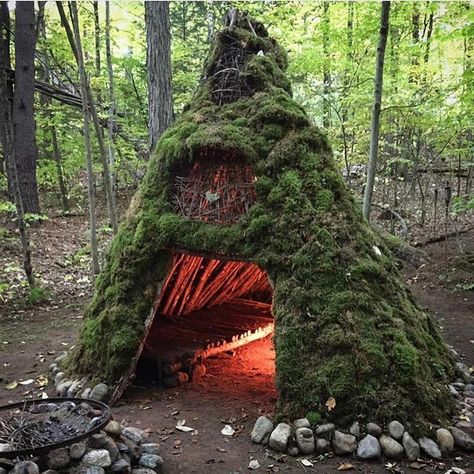 #Repost @globaloutdoorsurvivalclub A huge moss shelter with a feel of a cave and built-in fireplace. What will you call it? #globaloutdoorsurvivalclub Follow us: @globaloutdoorsurvivalclub It started some time ago @drake_tattoos did most of the heavy lifting collecting logs branches sticks and vines. He began thatching and weaving and the initial wikiup structure was complete. We later began gathering large sections of moss from down trees and slowly like patchwork layering moss all over the Bushcraft Projects, Primitive Houses, Survival Bushcraft, Bushcraft Shelter, Shtf Survival, Survival Items, Bushcraft Gear, Survival Life Hacks, Bushcraft Camping