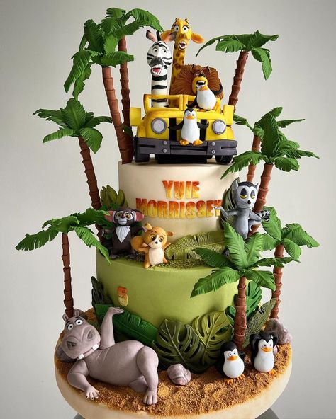 Madagascar Cake, Garden Birthday Cake, Jungle Birthday Cakes, Cute Jungle Animals, Jungle Theme Cakes, Jungle Theme Birthday Party, Animals Cake, Animal Birthday Cakes, Jungle Theme Birthday