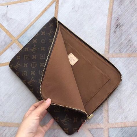 Louis Vuitton Laptop Bag, Lv Clutch, Lv Shoulder Bag, Leather Laptop Case, Leather Laptop Bag, Pretty Bags, Wallet Organization, Computer Bags, Laptop Accessories