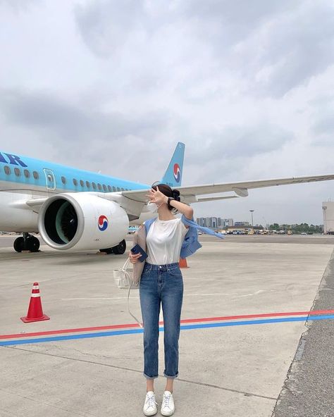 Singapore Outfit, Ootd Korean, Airport Pictures, Private Plane, Stylish Photo Pose, Casual Day Outfits, Photography Poses Women, Asian Outfits, Iconic Photos