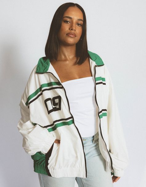 Oversized Windbreaker Outfit, Ashley Mescia, Oversized Windbreaker, Windbreaker Outfit, Brunette Models, Vintage Inspired Fashion, Street Style Fashion, Oversized Jacket, Cute Everyday Outfits