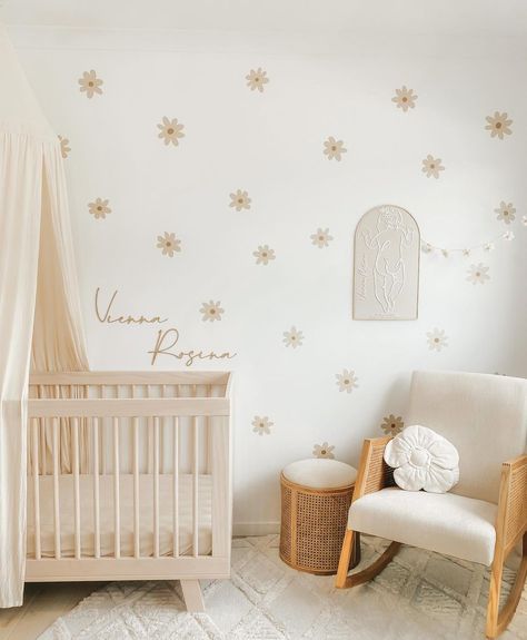 Floral Neutral Nursery, Baby Girls Nursery Room Ideas, White Crib Nursery Girl, Nuetral Girl Nursery Ideas, Nursery Beige Wallpaper, Baby Girl Nursery Neutral, Neutral Floral Wallpaper Nursery, White Crib Nursery, Baby Girl Nursery Boho Wallpaper