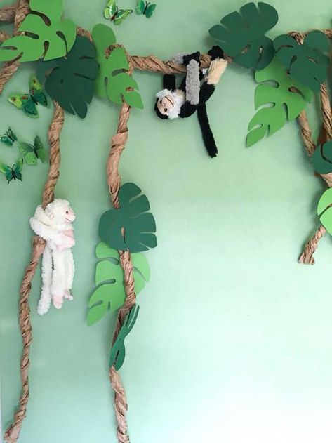 Jungle kinderkamer | Allemaal toffe tips, ideeën en voorbeelden voor een junglekamer Jungle Theme Classroom, Rainforest Theme, Jungle Decorations, Deco Jungle, Jungle Theme Birthday, Jungle Birthday Party, Jungle Room, Fiesta Tropical, Safari Birthday Party