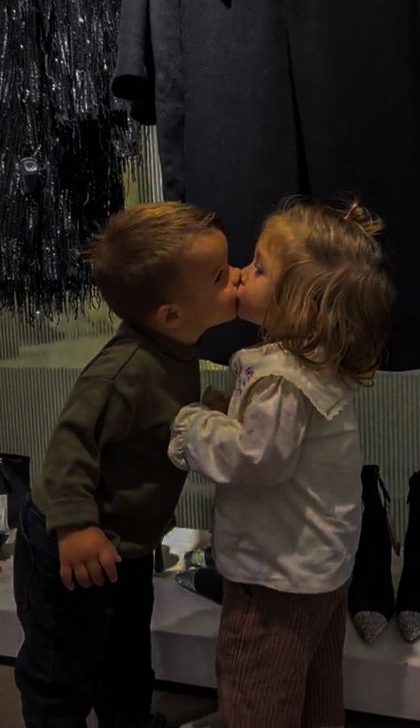 Baby Kisses Picture, Kids Kisses On The Lips, Kiss Picture Couple Aesthetic, Children Kissing, Kids Kissing, Kissing Pics, Cartoon Kiss, Kiss Wallpaper