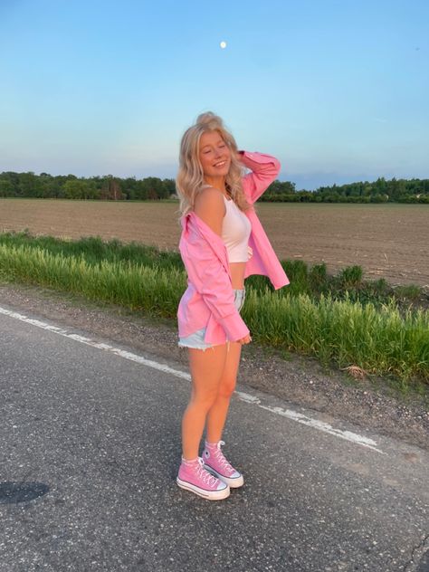 Pink Chucks Outfit, Converse Platform Outfit Summer, Pink High Top Converse Outfit, Converse Pink Outfit, Hot Pink Converse Outfit, Pink Converse Outfit Ideas, Outfits With Pink Shoes, Pink Converse Outfits, Pink Vans Outfit