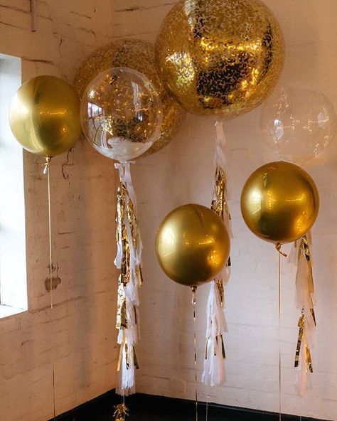 Metallic romance  Featuring our solid gold orbs balloons, giant confetti and tassle balloons, and a feather stuffed bubbles with tassles Tassle Balloons, Graduation Desserts, Grad Party Decorations, Gold Wedding Theme, Giant Balloons, Golden Birthday, Gold Balloons, Graduation Decorations, Gold Party