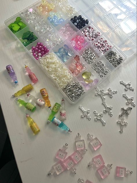 Bead Organization Ideas, Beading Aesthetic, Trinkets Aesthetic, Aesthetic Charms, Cute Trinkets, Bracelets Y2k, Beads Aesthetic, Diy Projects Gifts, Small Business Packaging Ideas