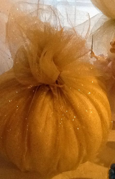 Pumpkin wrapped in gold shimmer tulle.                                                                                                                                                                                 More Halloween Garage Door, Halloween Garage, Dekor Diy, Fall Deco, Autumn Decorating, Elegant Fall, Orange Pumpkin, Theme Halloween, Fabulous Fall