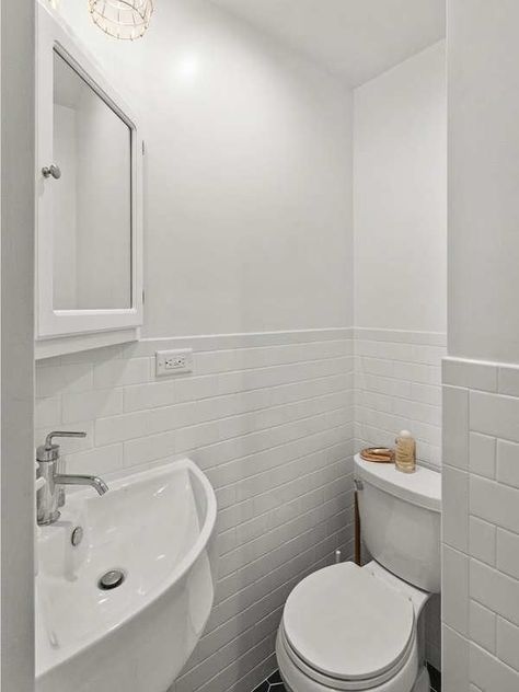 Small Bathroom with Corner Sink Very Small Bathroom Storage, Unique Small Bathroom Ideas, Cute Small Bathroom, Small Bathroom Remodel Ideas, Small White Bathrooms, Corner Bathroom Vanity, Beautiful Small Bathrooms, Corner Sink Bathroom, Very Small Bathroom