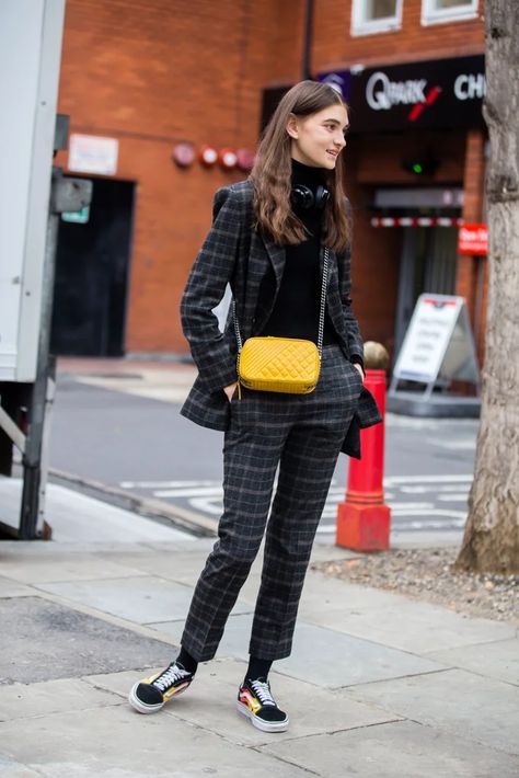 How to Wear Vans Sneakers | POPSUGAR Fashion Yellow Bag Outfit, Estilo Vans, How To Wear Vans, Yellow Purse, Vans Outfit, New Street Style, Fashion Grunge, Model Street Style, Popsugar Fashion