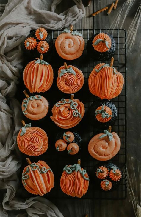 Vintage Halloween Cupcakes, Cute Ghost Cupcakes, Fall Cupcakes Aesthetic, Fall Cupcake Flavors Autumn, Cupcakes Fall Themed, Cupcakes With Pumpkin Decorations, Cupcakes Decorated Like Pumpkins, Gourmet Halloween Cupcakes, October Birthday Food Ideas