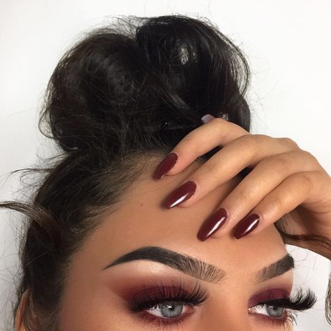 4,425 curtidas, 31 comentários - VANESSA♡ (@vanessa.msc) no Instagram: “Burgundy 🐙 Brows: @anastasiabeverlyhills dipbrow in granite #abhbrows #anastasiabrows #norvina…” Nails Ideas Burgundy, Maroon Makeup, Trendy Nails Ideas, Nails Burgundy, Glasses Makeup, Brows On Fleek, Makeup Obsession, Makeup For Beginners, Makeup Pictures