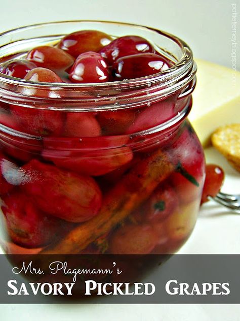 Pickled Grapes Recipe, Pickled Grapes, Canning Pickles Recipe, Grape Dessert, Easy Hostess Gifts, Christmas Crunch, Holiday Fruit, Preserving Herbs, Make It Monday