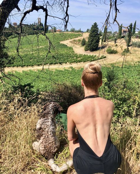 Truffle Hunting Tour | If you only do 1 thing in Tuscany Italy do this! - Glamour and Gains Poolside Food, Truffle Hunting, Mexican Vacation, Lake Garda Italy, Luxury Travel Destinations, Winter Workout, Mexico Resorts, How To Book, Hunting Dog