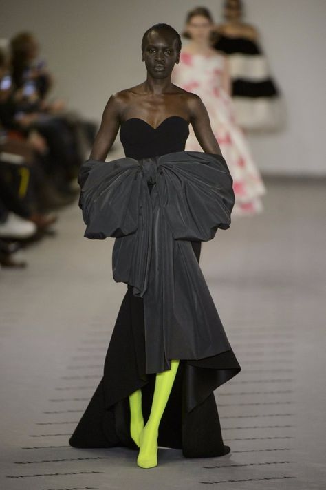 Warning: Balenciaga's New Couture Gowns Are Heavy Duty Bow Fashion Runway, Balenciaga Fashion Show, Balenciaga Runway, 80s Trends, Haute Couture Style, Balenciaga Dress, Green Tights, 80s Fashion Trends, Balenciaga Fashion