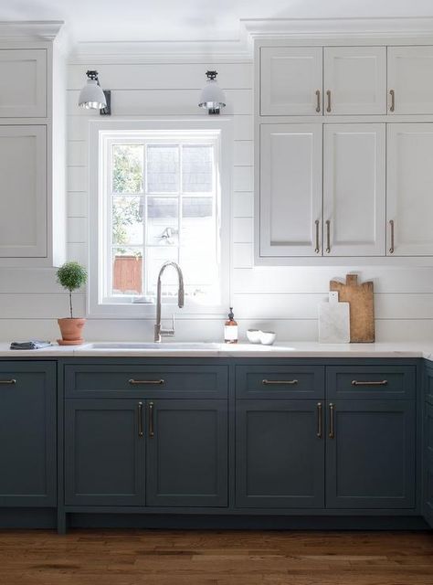 Adorn your kitchen with instant style by coating your cabinets in two different finishes like this design. White Upper Cabinets Dark Lower, Secret Basement, Navy Blue Kitchen Cabinets, White Upper Cabinets, Farmhouse Backsplash, Blue Kitchen Cabinets, Blue Cabinets, Grey Kitchen Cabinets, Dark Kitchen Cabinets