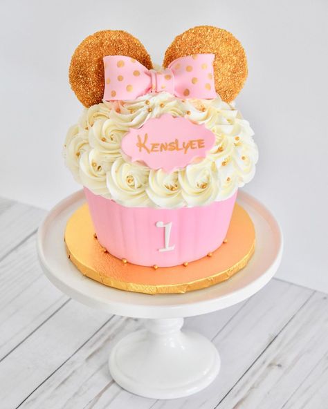 Small Minnie Mouse Cake, Minnie Mouse Smash Cake 1st Birthdays, Minnie Mouse Smash Cake, 12th Birthday Cake, Minnie Mouse Birthday Party Decorations, Minnie Mouse First Birthday, Queen Cakes, Movie Cakes, 1st Birthday Party For Girls