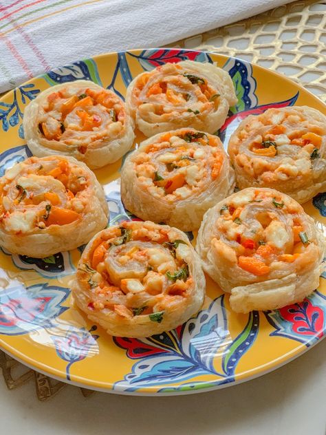 Diwali Treats, Chili Paneer, Puff Pastry Pinwheels, Pepperidge Farm Puff Pastry, Chilli Paneer, Pinwheel Appetizers, Veg Snacks, Holiday Appetizers Easy, Indian Appetizers