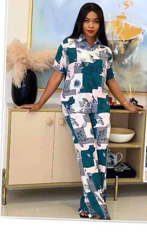 Material Top And Trouser, Trouser Styles For Ladies, Latest Material Gown Styles, Ladies Trousers Designs, Trouser And Top For Ladies, Chiffon Styles, Materials Gown Style, 2piece Outfits, Corporate Dress