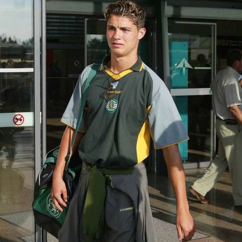 Young Cr7, Young Cristiano Ronaldo, Ronaldo Young, Cristiano Ronaldo Young, Hot Soccer Players, Sporting Lisbon, Football Guys, Cr7 Wallpapers, Sporting Cp