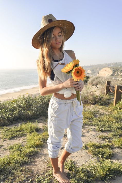 Feeling like #summer with this #Roxy #ootd ! Capitola tank with their amazing Beachy Beach pants & Tomboy hat #sunhat #sunflowers #beach #jacksgirls Sunhat Outfit, Straw Hat Outfit, Straw Hats Outfit, Hat Outfit, Summer Lookbook, Beach Pants, Outfits With Hats, Magpie, Straw Hat