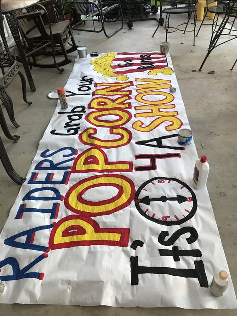 Homecoming Game Sign Ideas, Basketball Playoff Posters, Playoff Football Signs High Schools, Playoff Posters, Senior Cheer Banners, Homecoming Banners, Football Game Signs, School Spirit Ideas Pep Rally, High School Football Posters