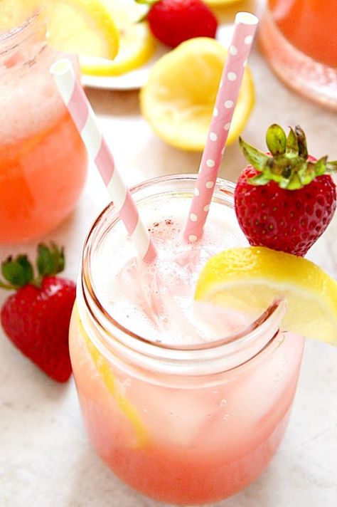 Easy Strawberry Lemonade - fresh strawberries and lemon juice make this pink lemonade the perfect thirst quencher for the summer. Make a whole pitcher in minutes! Sonic Strawberry Limeade Recipe, Easy Strawberry Lemonade, Easy Lemonade Recipe, Flamingo Cupcakes, Strawberry Limeade, Limeade Recipe, Strawberry Lemonade Recipe, Lemonade Party, Frozen Lemonade