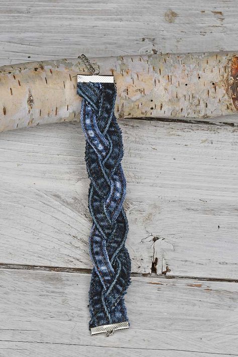 How to make a gorgeous braided jeans seams denim bracelet. It can be adjusted to fit wrist of different sizes. Braided Denim Bracelet, Denim Jean Crafts, How To Make Belts For Women, Ideas For Old Jeans, Diy Denim Earrings Old Jeans, Denim Jewellery Ideas, Denim Seams Projects, Denim Jewelry Diy How To Make, Diy Denim Bracelets