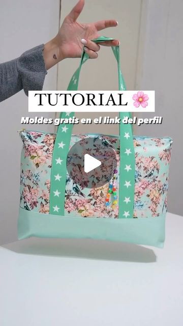 Giuliana Rissetto R. | Tutoriales de Costura 🌈 on Instagram: "BOLSO DE MANO 🧵 Moldes GRATIS 🚀  Para las manijas usé 1mt de cinta sublimada por lado 🥰  Encontrá los moldes para descargar en el link del perfil!  Contame que te pareció👇🏻💖  Besos Giu 🌸" Sophie Ellis Bextor, Tote Bags Sewing, January 15, Sewing Bag, Sewing Projects, Couture, Tote Bag, Sewing, On Instagram