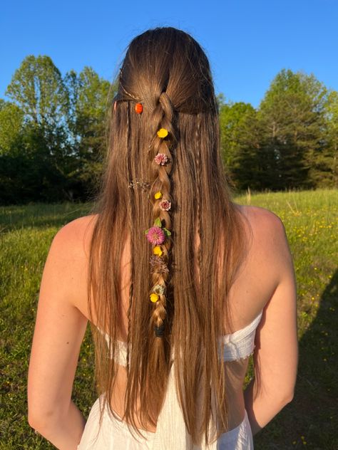 Rapunzel Costume Hair Ideas, Flowers In Hair Braid, Repunzal Hairstyles, Rapunzel Hair Ideas, Flowers Braided Into Hair, Cottage Core Hair Styles, Rapunzel Hair Aesthetic, Rapunzel Hair Braid, Real Flowers In Hair