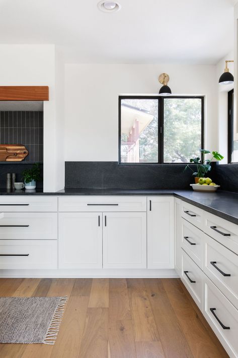 Backsplash For Black Countertops, White Cabinets Black Countertops, Kitchen Black Counter, Backsplash For White Cabinets, White Cabinets White Countertops, Black Kitchen Countertops, Black Countertop, Modern Black Kitchen, Black Backsplash