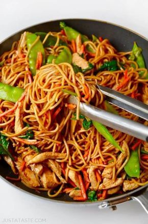 Easy Chicken Lo Mein, Chicken Lo Mein Recipe, Lo Mein Recipe, Easy Beef And Broccoli, Pineapple Chicken Recipes, Chicken Lo Mein, Lo Mein Recipes, Mapo Tofu, Lo Mein