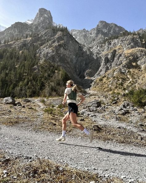 Trail Run Aesthetic, Vintage Running Aesthetic, Running Astethic Pictures, Finish Line Aesthetic, Summer Running Aesthetic, Trail Running Aesthetic, Triathlon Aesthetic, Running Wallpaper, Trail Running Inspiration