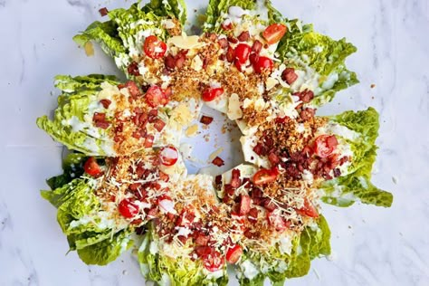 Caesar Wedge Salad, Wedge Salad Platter, Christmas Wedge Salad, Christmas Day Salad Ideas, Wedge Salad Board, Christmas Dinner Salad Ideas, Xmas Salads Recipes, Christmas Salads Recipes, Christmas Day Lunch Ideas