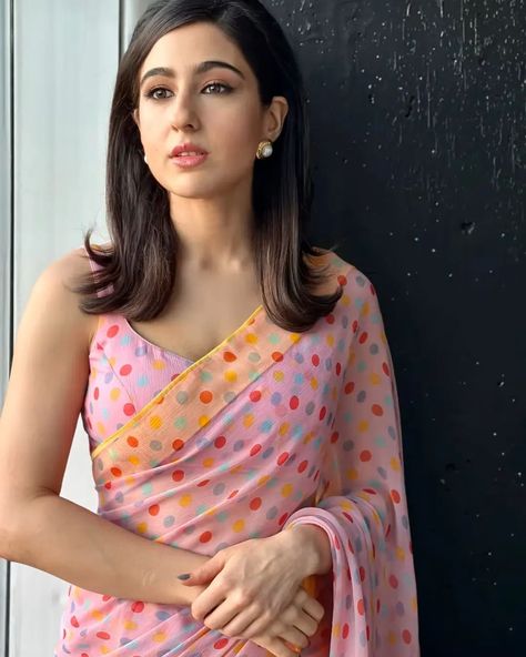 @saraalikhan95 retro look💥😍💜 #glamsham #saraalikhan #retro #fashion. Retro Hairstyles Bollywood, Retro Look Bollywood Indian, Indian Retro Look, 70s Bollywood Fashion, Retro Look Bollywood, Retro Saree Look, Retro Bollywood Outfits, Bollywood Saree Blouses, Polka Dot Saree