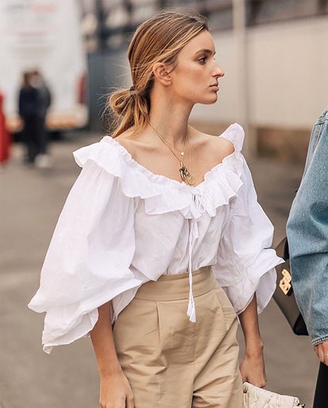 romantic blouses Sydney Fashion Week, Tan Pants, Foto Tips, La Fashion Week, Spring Look, Elegante Casual, La Fashion, Looks Chic, Inspired Outfits