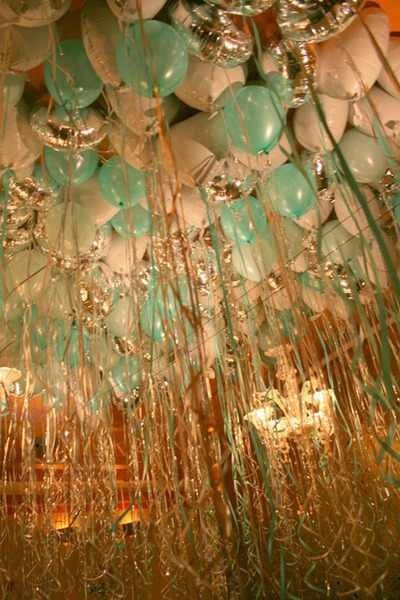 We would love to do this for a cocktail reception for a corporate awards dinner! Balloons And Streamers, Green Gold Weddings, Balloon Ceiling, Wedding Mint Green, Gold Wedding Theme, Balloon Ideas, Party Pops, Mint Wedding, Sweet 16 Parties