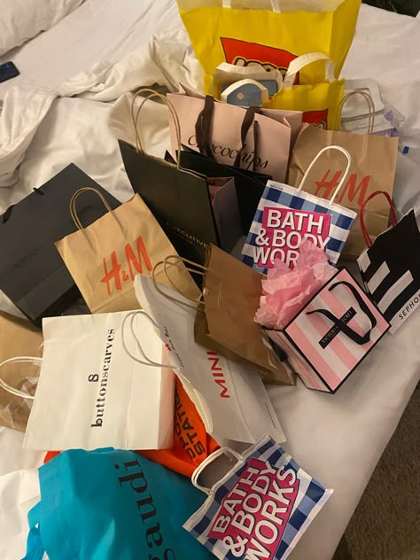 Going Shopping Aesthetic, Shopping Aesthetic Bags, Shopping Spree Aesthetic, Shopping Bags Aesthetic, Shopping Pictures, Shopping Aesthetic, Wish Board, Manifesting Vision Board, Vision Board Images