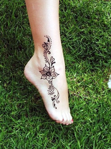 40 Cute and Tiny Ankle Tattoo Designs For 2016 - Bored Art Small Henna Tattoo, Henna Ankle, Hanna Tattoo, Tattoo On Foot, Small Henna Tattoos, Tatoo 3d, Cute Henna Tattoos, Small Henna, Leg Henna