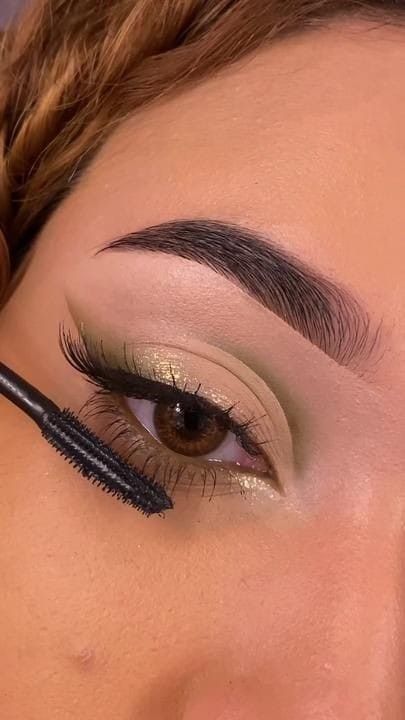 Green Eyeshadow Looks Natural, Green And Gold Makeup Looks Simple, Make Up Green Dress Ideas, Green Look Makeup, Sage Eyeshadow Looks, Simple Eyeshadow For Green Eyes, Quinceanera Makeup Sage Green, Sage Green Eyeshadow Looks, Natural Green Makeup