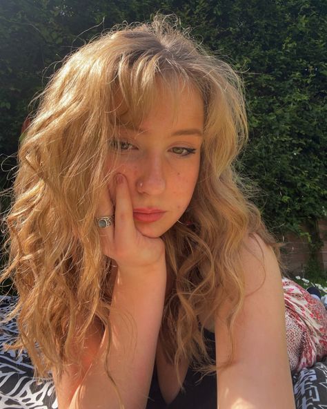 Curly Hair With Light Bangs, Honey Blonde Hair Olive Skin, Medium Blonde Wavy Hair, Long Blonde Curly Hair With Bangs, Curtain Bangs Wavy Curly Hair, Blonde Curly Hair With Bangs, Wavy Hair Bangs Round Face, Face Framing Shag, Blonde Hair Olive Skin